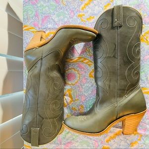 Grey Leather cowgirl boots. VINTAGE western cowboy 6.5 6